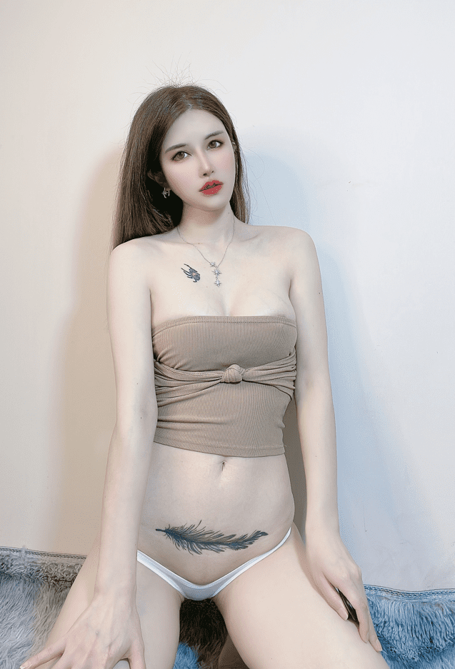 【自购抢鲜】鹿八岁baby – 裹胸短裙 自拍 [16P1V-875M]预览图 3