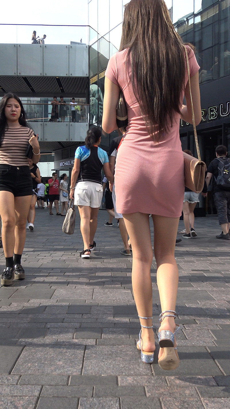 [街拍]粉色连体紧身包臀裙美女预览图 4