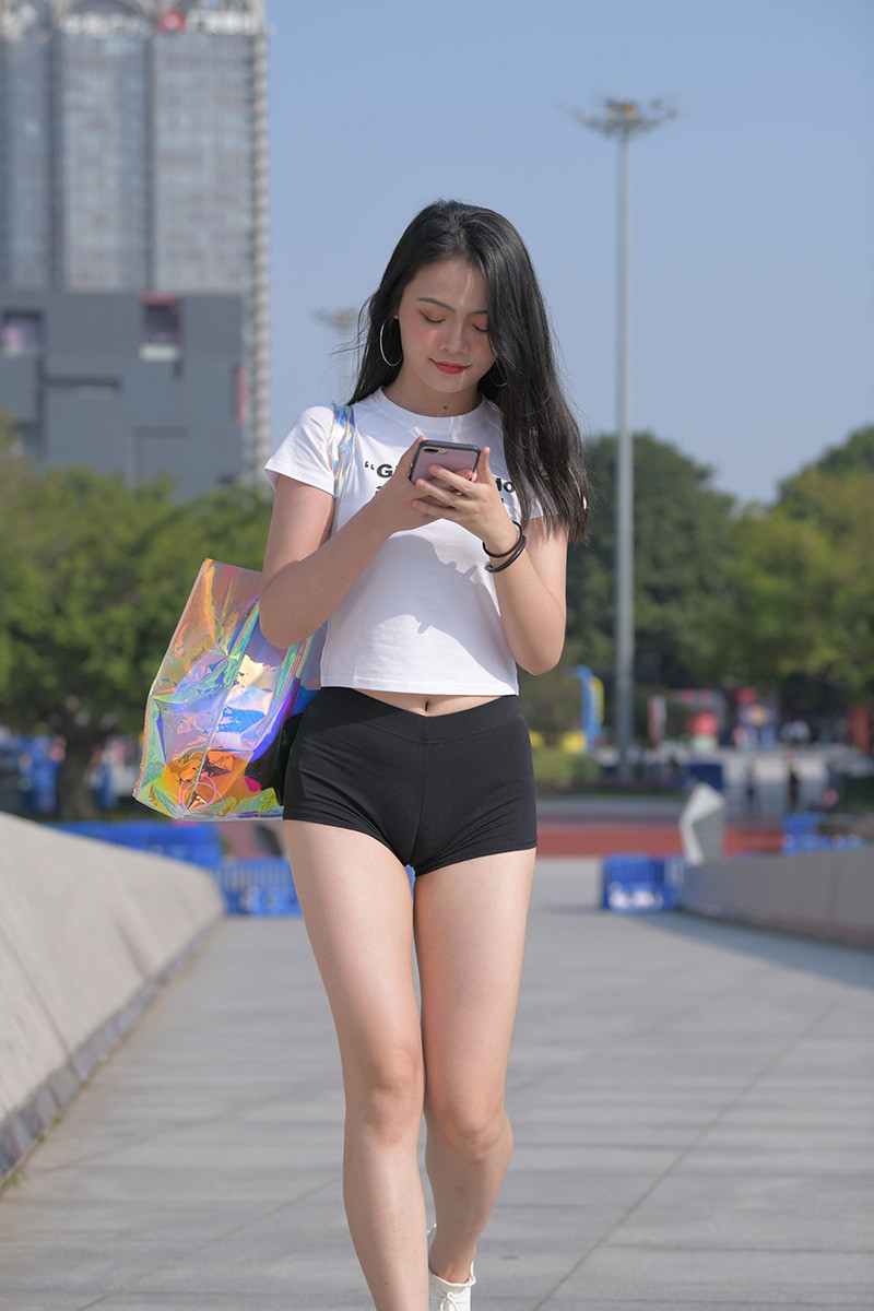 [街拍美女]51.瑜伽紧身裤勾勒下身材更显凹凸有致的美女预览图 4